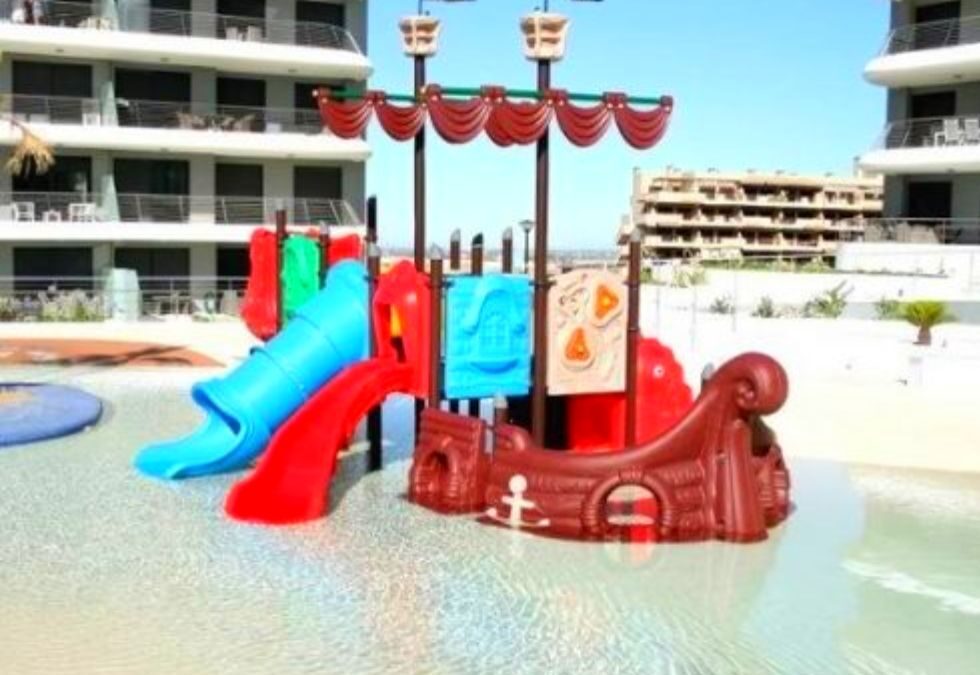 Construcción de piscinas infantiles con parque acuático en urbanizaciones