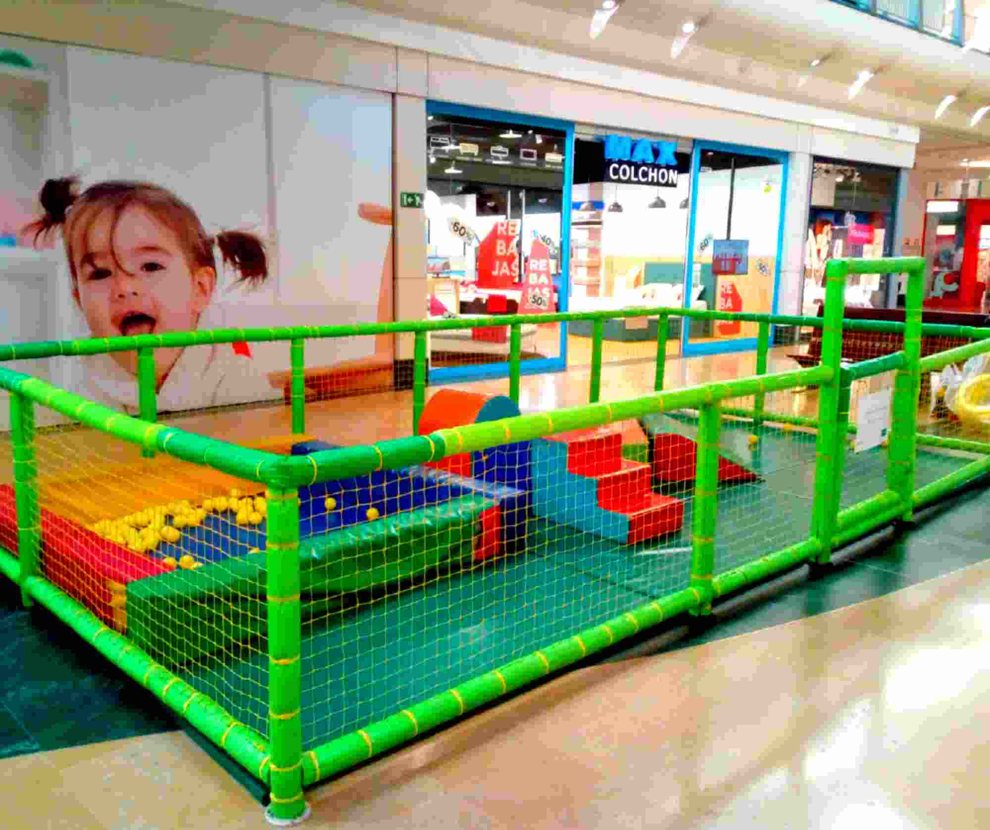 Parque infantil cubierto con bolas de plástico de colores para niños.